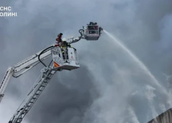 Працюють понад пів сотні рятувальників: у Луцьку ліквідовують наслідки російської атаки. ФОТО