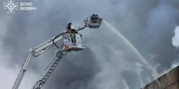 Працюють понад пів сотні рятувальників: у Луцьку ліквідовують наслідки російської атаки. ФОТО