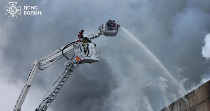 Працюють понад пів сотні рятувальників: у Луцьку ліквідовують наслідки російської атаки. ФОТО