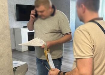 У Дніпрі викрили посадовця міськради Дніпра на багатомільйонних розкрадання під час відновлення житла після обстрілів