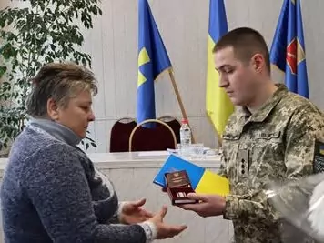 У Кобеляках родині полеглого Захисника України Леоніда Мурейка передали державну нагороду