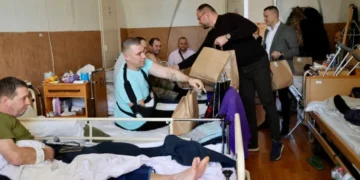 У Луцьку військовим, що відновлюються після поранень, вручили різдвяні подарунки