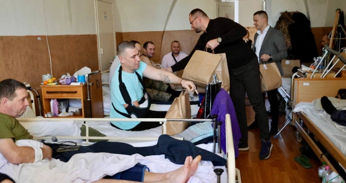 У Луцьку військовим, що відновлюються після поранень, вручили різдвяні подарунки