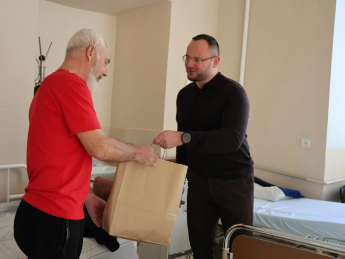 У Луцьку військовим, що відновлюються після поранень, вручили різдвяні подарунки