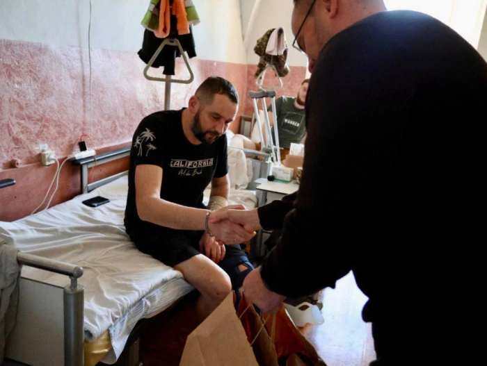 У Луцьку військовим, що відновлюються після поранень, вручили різдвяні подарунки