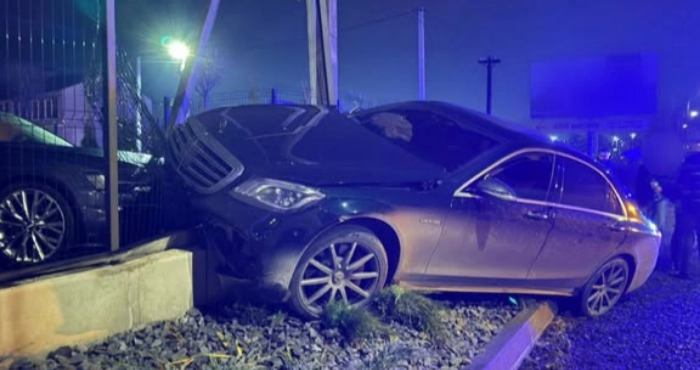 У Струмівці водійка Mercedes в’їхала в паркан