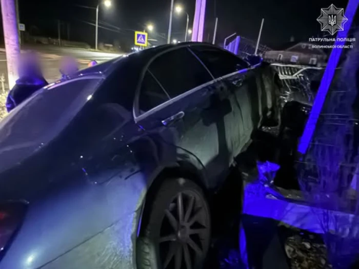 У Струмівці водійка Mercedes в’їхала в паркан