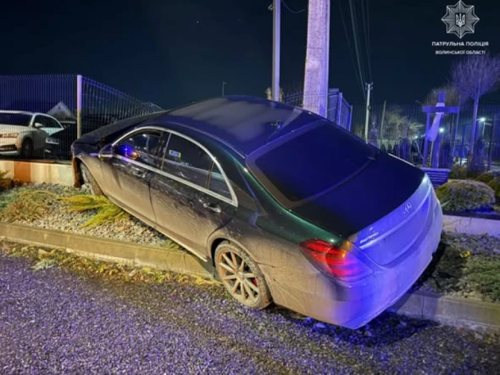 У Струмівці водійка Mercedes в’їхала в паркан