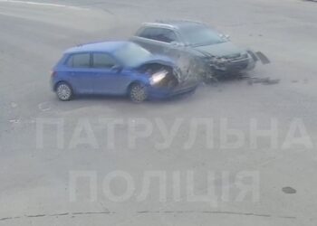 У Сумах водій влаштував ДТП на перехресті і втік з місця аварії (ВІДЕО)