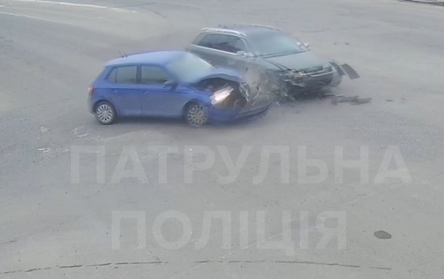 У Сумах водій влаштував ДТП на перехресті і втік з місця аварії (ВІДЕО)