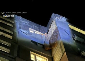 У Сумах ворожий безпілотник влучив у багатоповерхівку