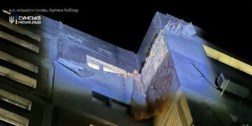 У Сумах ворожий безпілотник влучив у багатоповерхівку