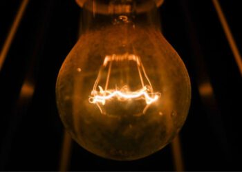 УРЯД ЗАЖАДАВ З РЕКЛАМИ ТА ІНФРАСТРУКТУРИ  СВІТЛО «ПЕРЕКИНУТИ» ДО  КВАРТИР І ОСЕЛЬ УКРАЇНЦІВ