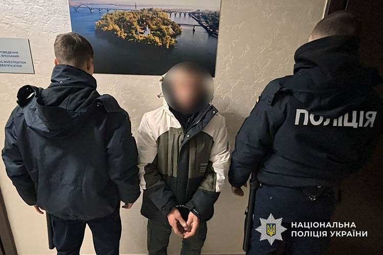 Вночі у Дніпрі чоловік спалив автівку