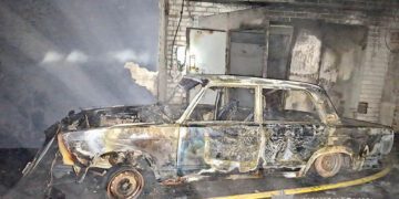 Вночі у Дніпрі чоловік спалив автівку