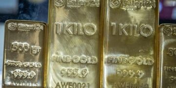 Ціна золота рекордно зросла через слабкий долар