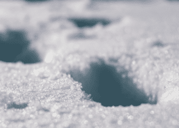 Необачність може коштувати життя: мешканців Прикарпаття просять уникати зимових пасток