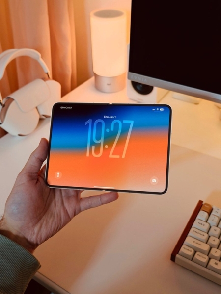 Дійсно квадратний і без згину! Інсайдер показав живі фото iPhone Fold (або його макет)