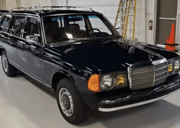 Капсула часу з 80-х: виявлено легендарний Mercedes W123 у новому стані (ВІДЕО)