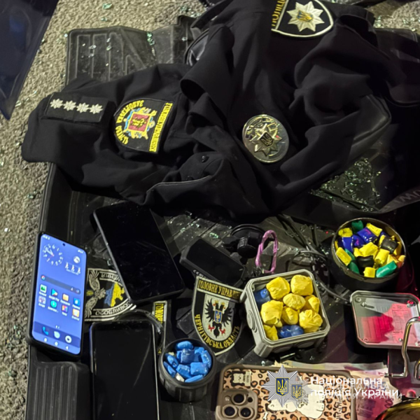 У Запоріжжі група наркоторговців робила &ldquo;закладки&rdquo;, одягаючись у форму військових і поліції