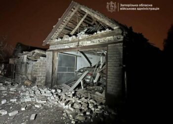 Наслідки атаки БпЛА по Запоріжжю: зруйнована стоянка, пошкоджені приватні будинки, щонайменше одна поранена людина