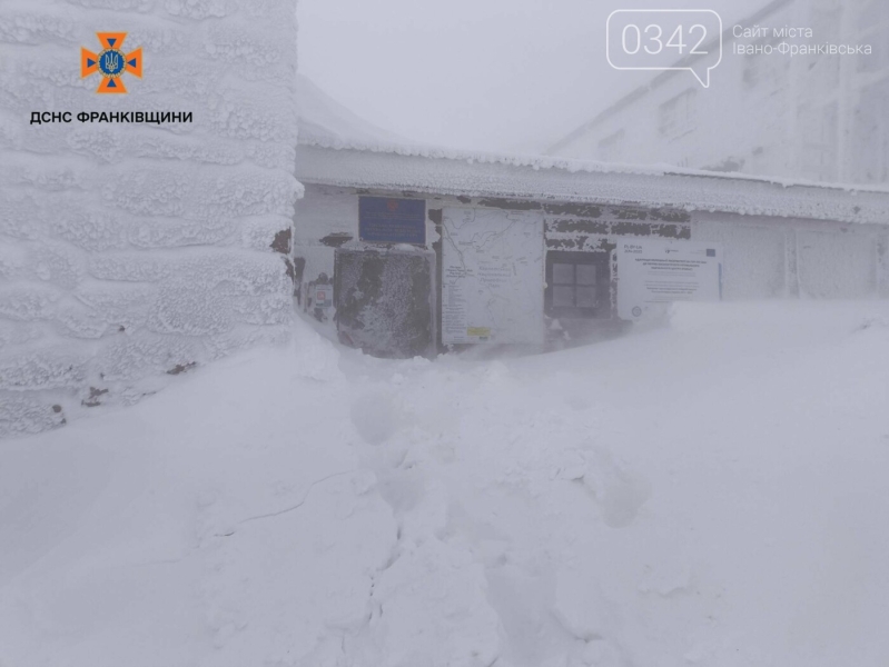 Карпати у лютому гніві: Піп Іван накрили мороз, вітер і снігові пастки (ФОТО)