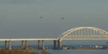 У Криму перекрили Керченський міст, а в Севастополі оголошували повітряну тривогу через ймовірну атаку БпЛА