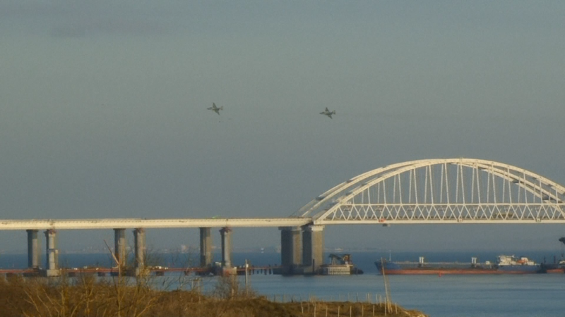 У Криму перекрили Керченський міст, а в Севастополі оголошували повітряну тривогу через ймовірну атаку БпЛА