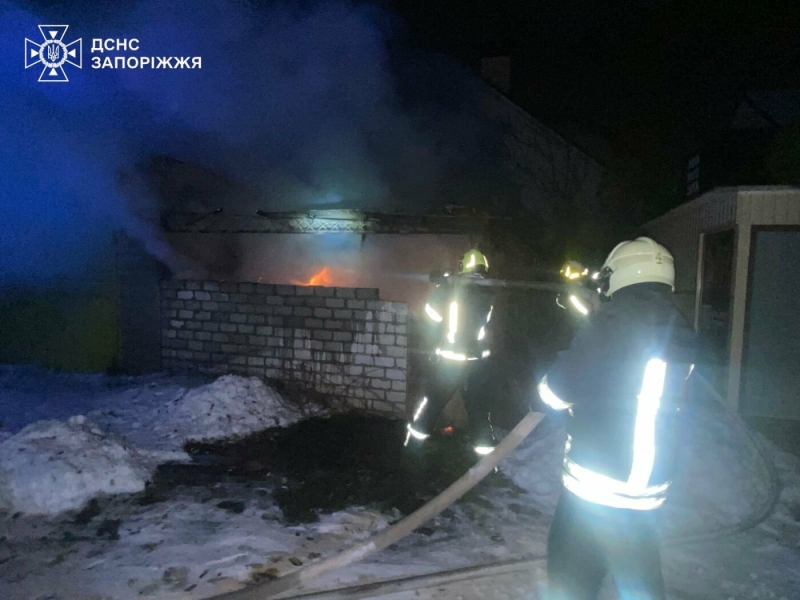 У Запоріжжі зайнялися вантажний мікроавтобус і господарська споруда