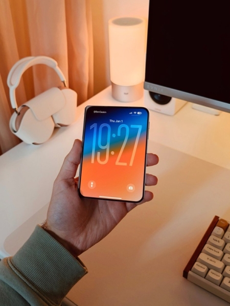 Дійсно квадратний і без згину! Інсайдер показав живі фото iPhone Fold (або його макет)