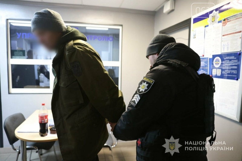 Запорізькі поліцейські затримали грабіжника, який 10 років переховувався від суду