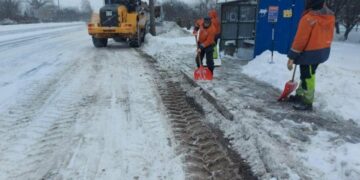 Сніг і вітер не зупиняють рух: яка ситуація на дорогах Тернопільщини (ВІДЕО)