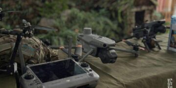 Дрони, такмед і фронтові історії. Нацгвардійці провели урок мужності для школярів Хмельницького