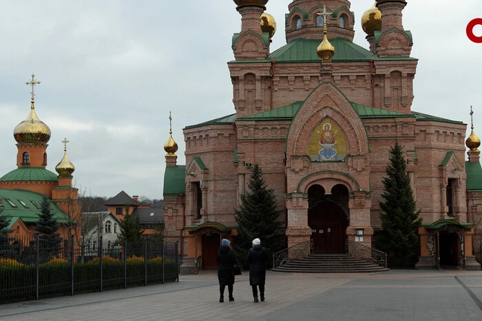 Навчання за радянськими підручниками у школі при столичному монастирі. СБУ взялась за справу