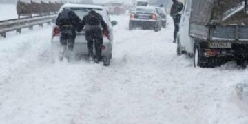 Готуйтеся відкопувати автомобілі: на Прикарпатті погіршуються погодні умови (ФОТО)