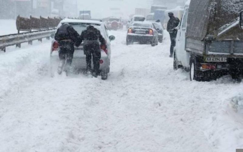 Готуйтеся відкопувати автомобілі: на Прикарпатті погіршуються погодні умови (ФОТО)