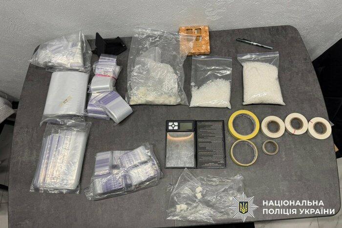 У Хмельницькому судитимуть 26-річного наркодилера з понад пів кілограмом психотропів