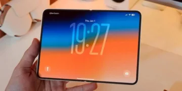 Дійсно квадратний і без згину! Інсайдер показав живі фото iPhone Fold (або його макет)