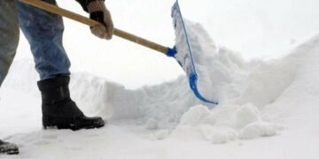 350 гривень за годину: у Франківську пропонують платно прибрати сніг (ФОТО)