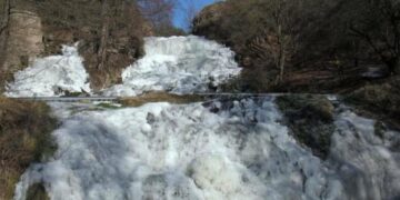 Крижана казка: на Тернопільщині замерз найвищий рівнинний водоспад України