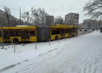 Електротранспорт на правому березі Києва зупинено: повний перелік автобусів-замінників