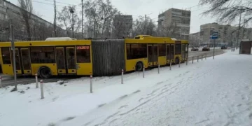 Електротранспорт на правому березі Києва зупинено: повний перелік автобусів-замінників