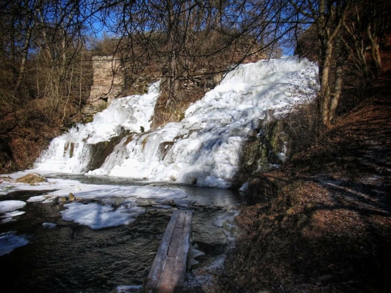 Крижана казка: на Тернопільщині замерз найвищий рівнинний водоспад України