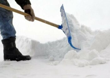 350 гривень за годину: у Франківську пропонують платно прибрати сніг (ФОТО)