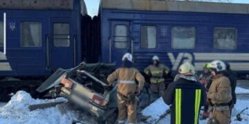 Моторошна аварія на Прикарпатті: автомобіль зіткнувся з потягом “Укрзалізниці”, постраждали люди (ФОТО, ВІДЕО)