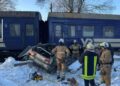 Моторошна аварія на Прикарпатті: автомобіль зіткнувся з потягом “Укрзалізниці”, постраждали люди (ФОТО, ВІДЕО)