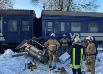 Моторошна аварія на Прикарпатті: автомобіль зіткнувся з потягом “Укрзалізниці”, постраждали люди (ФОТО, ВІДЕО)