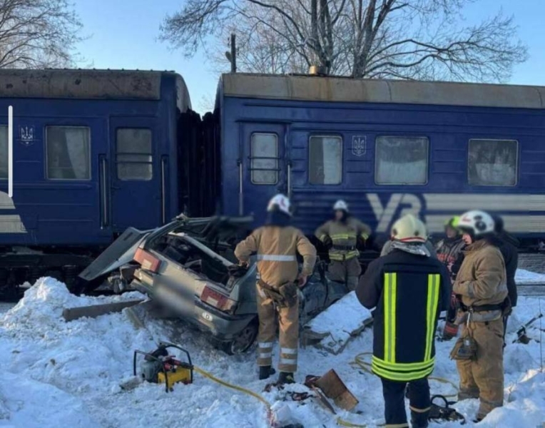 Моторошна аварія на Прикарпатті: автомобіль зіткнувся з потягом "Укрзалізниці", постраждали люди (ФОТО, ВІДЕО)