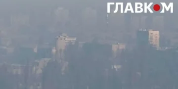 У Києві смог через пожежі після обстрілів: влада дала поради
