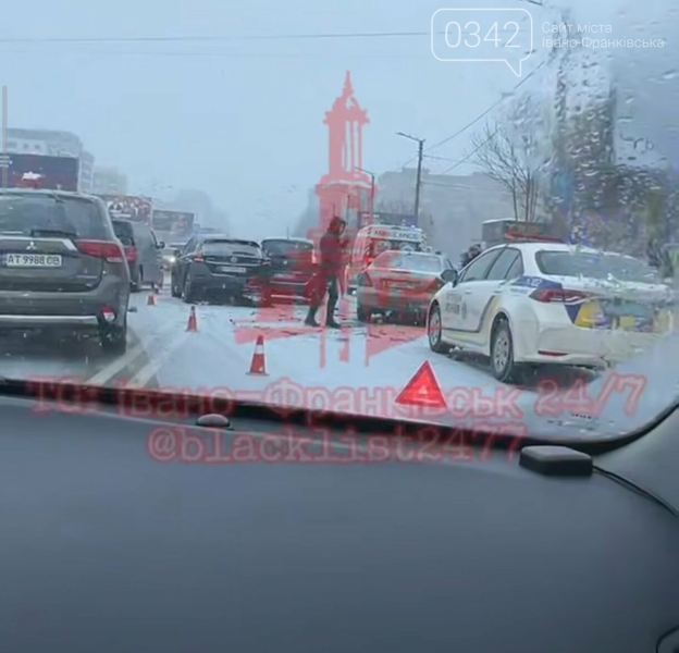 Потрійна аварія на Надрічній: на місці працюють медики (ФОТО)